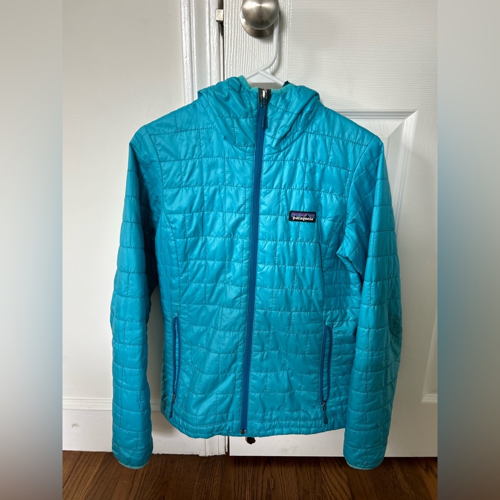 Patagonia nano puff with hood. Women’s size small. In good condition.
